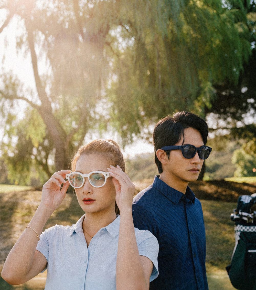 一男一女配戴 ZIGIO VISION 站在球場上