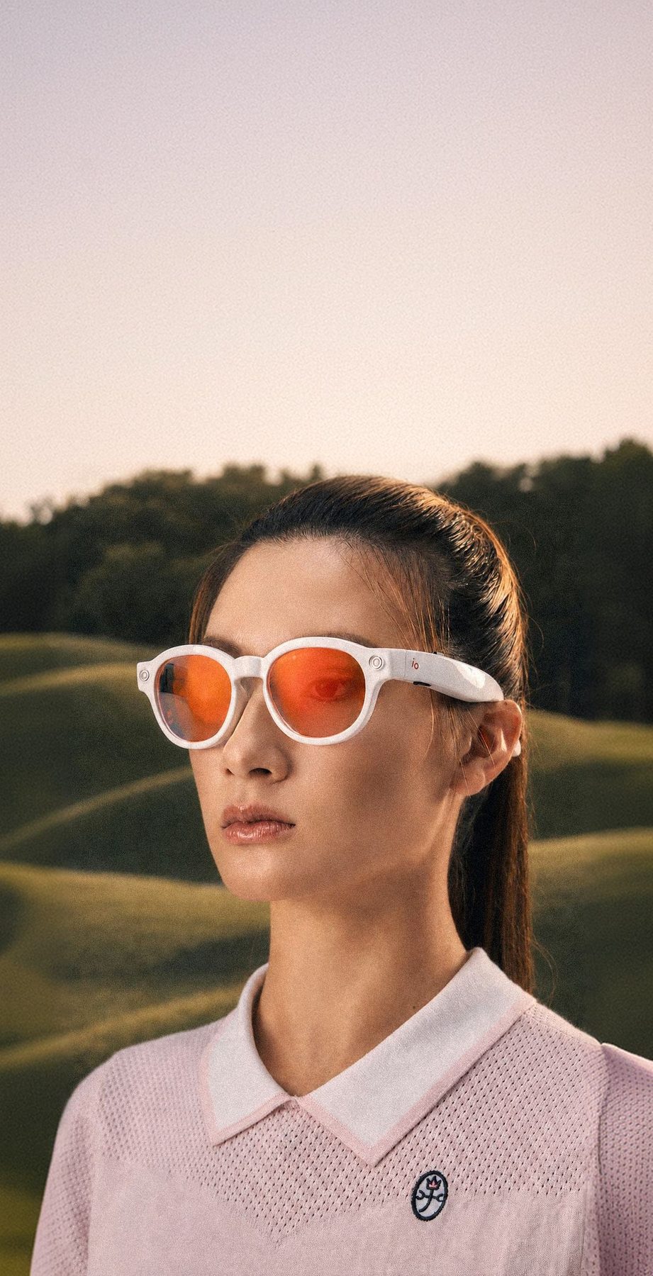 配戴白色 ZIGIO VISION 的女性球員站在草坡上